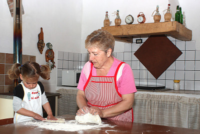 Nonna Pia e nipotina impastano il pane